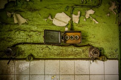 Eine schmutzige grüne Wand